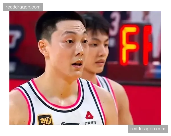 杜锋位置调整激活胡明轩无球终结，广东关键球战术完成绝杀